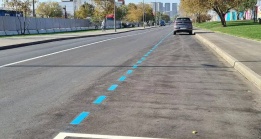 На 90 улицах Москвы нанесли особую синюю разметку